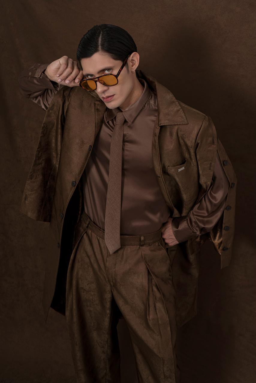 Traje Bronce Editorial SOUZA detalle